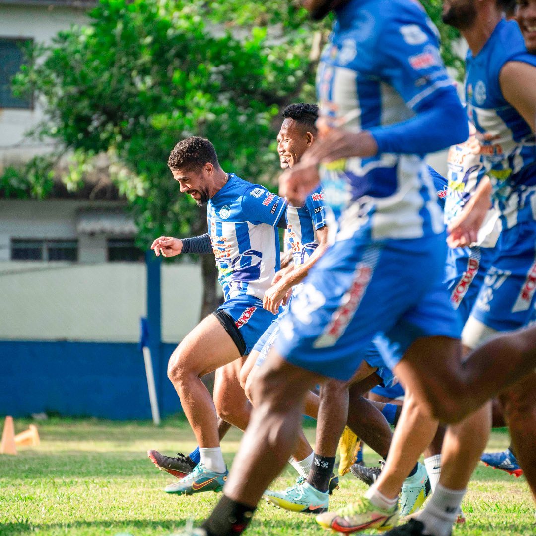 El plantel calentando antes del entrenamiento