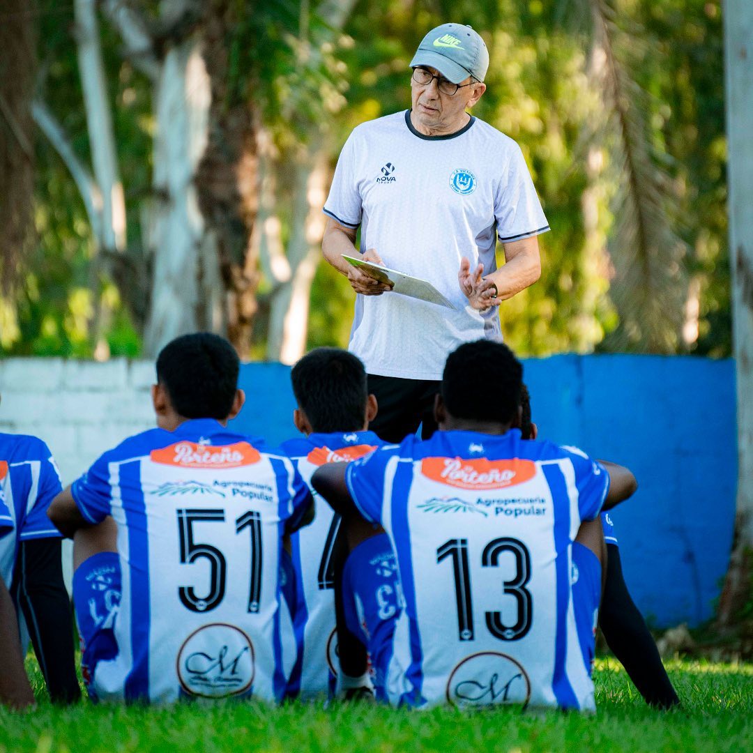 El cuerpo técnico dando indicaciones al plantel