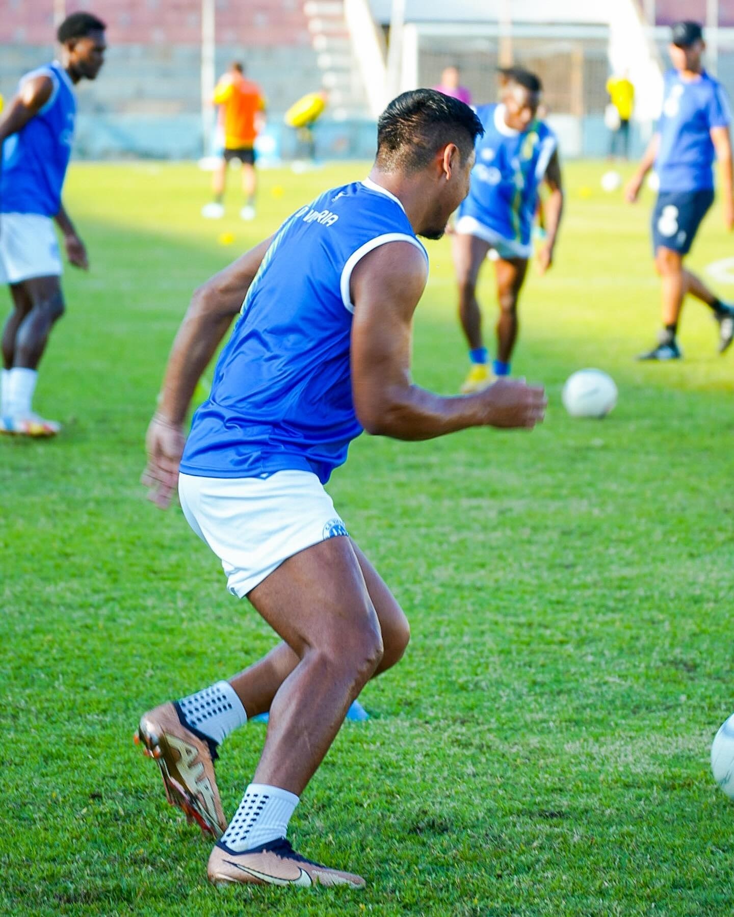 Jugador controlando el balón durante la práctica
