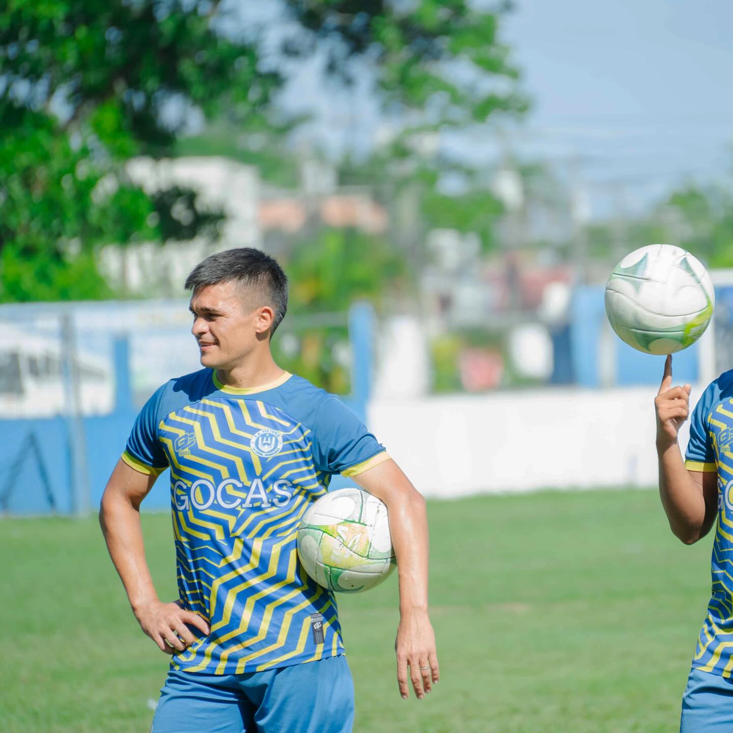 Jugador dominando el balón en la cancha de entrenamiento