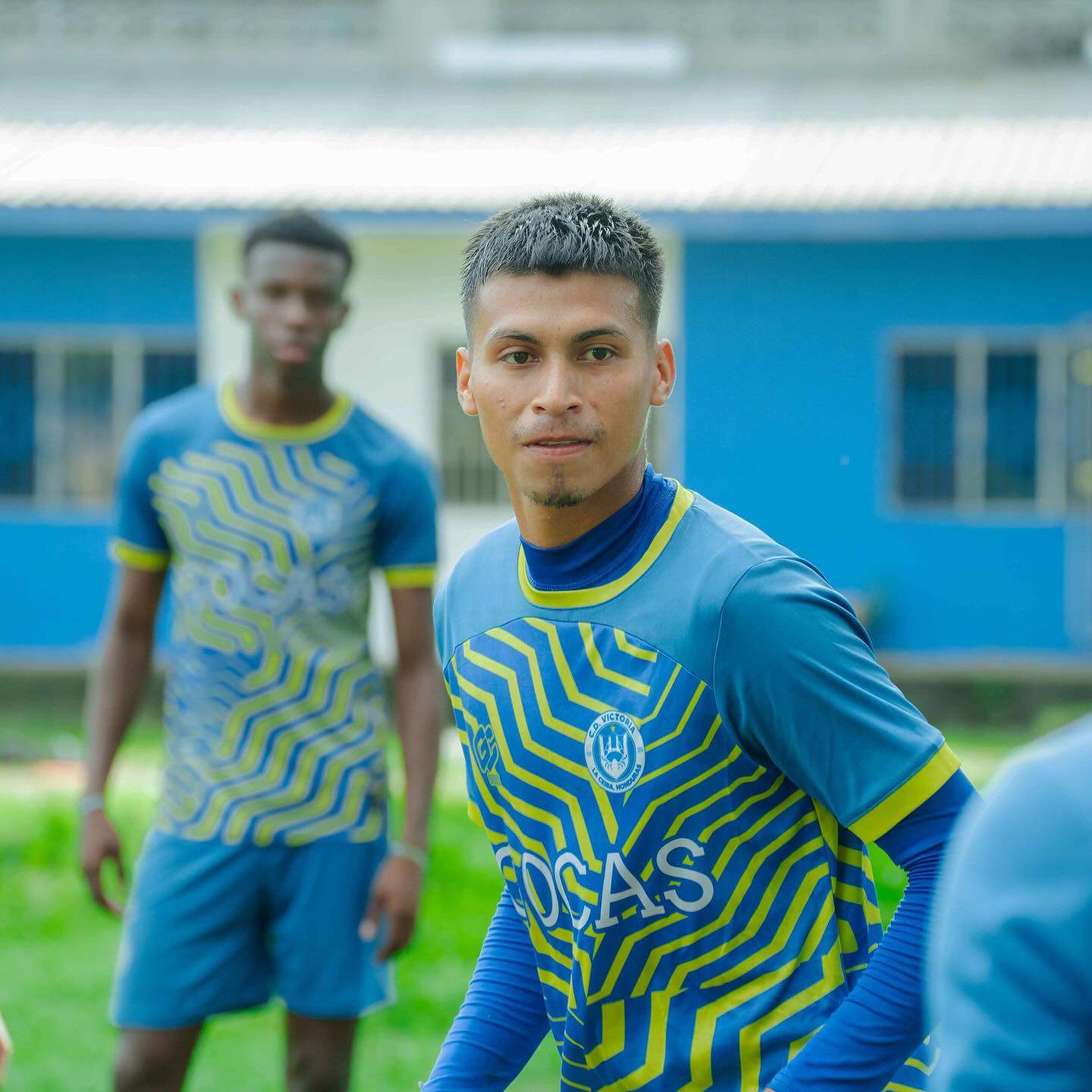 Dos jugadores con el uniforme de entrenamiento amarillo y azul
