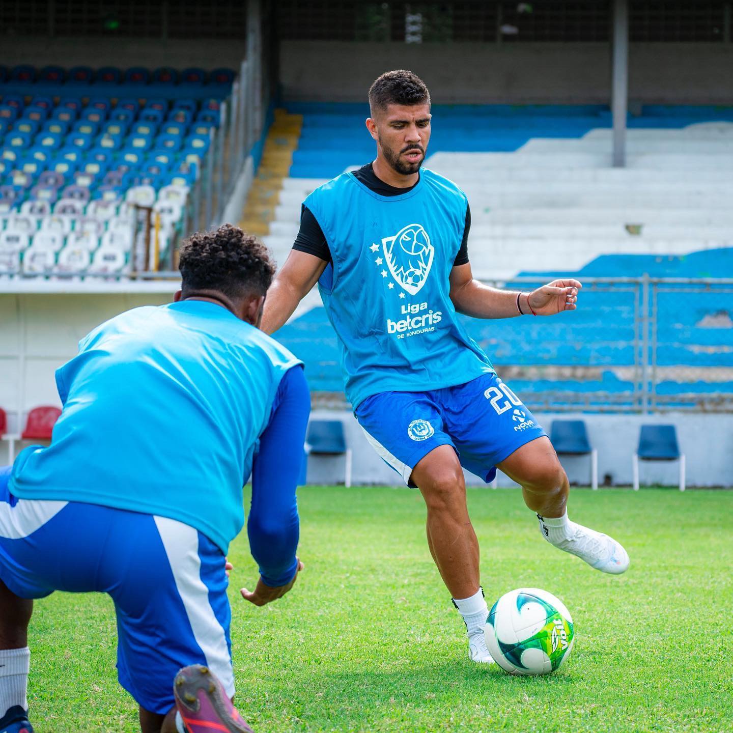 Dos jugadores disputando el balón en un entrenamiento