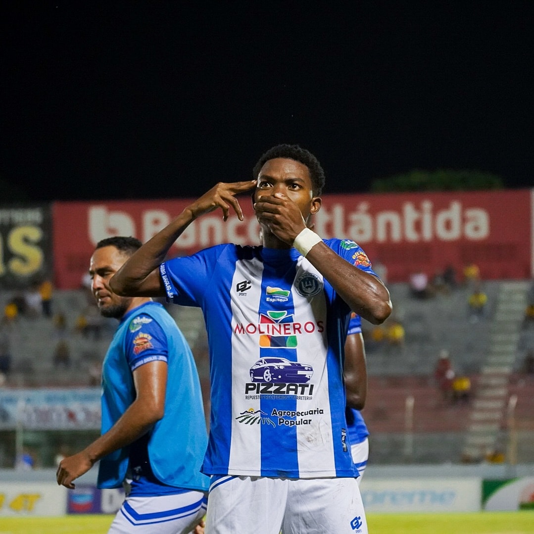 Jugadores celebrando frente a la grada