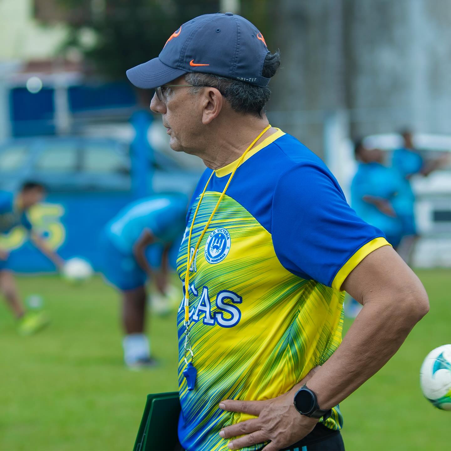 El entrenador con gorra durante una sesión de trabajo