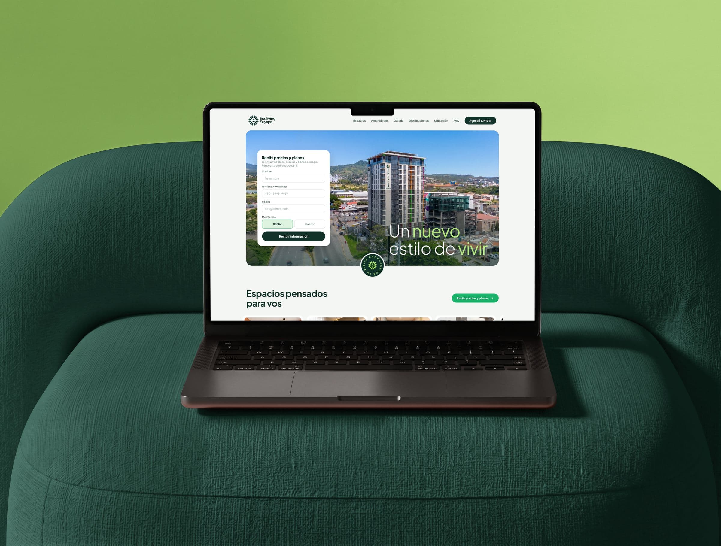 El sitio de Ecoliving Suyapa en una laptop sobre un sillón verde