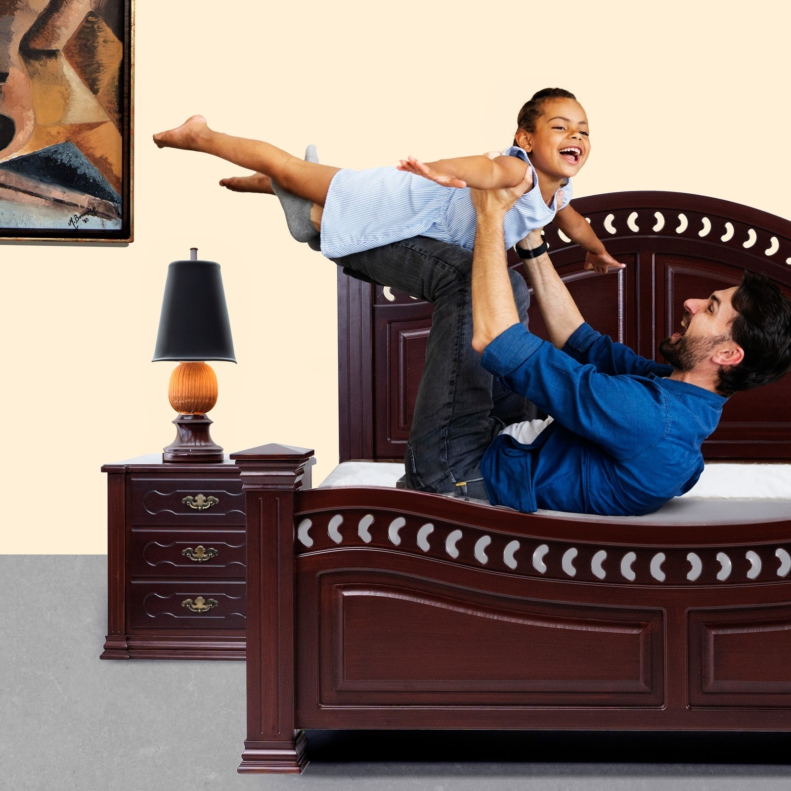 Un padre y su hija jugando sobre la cama de un juego de dormitorio