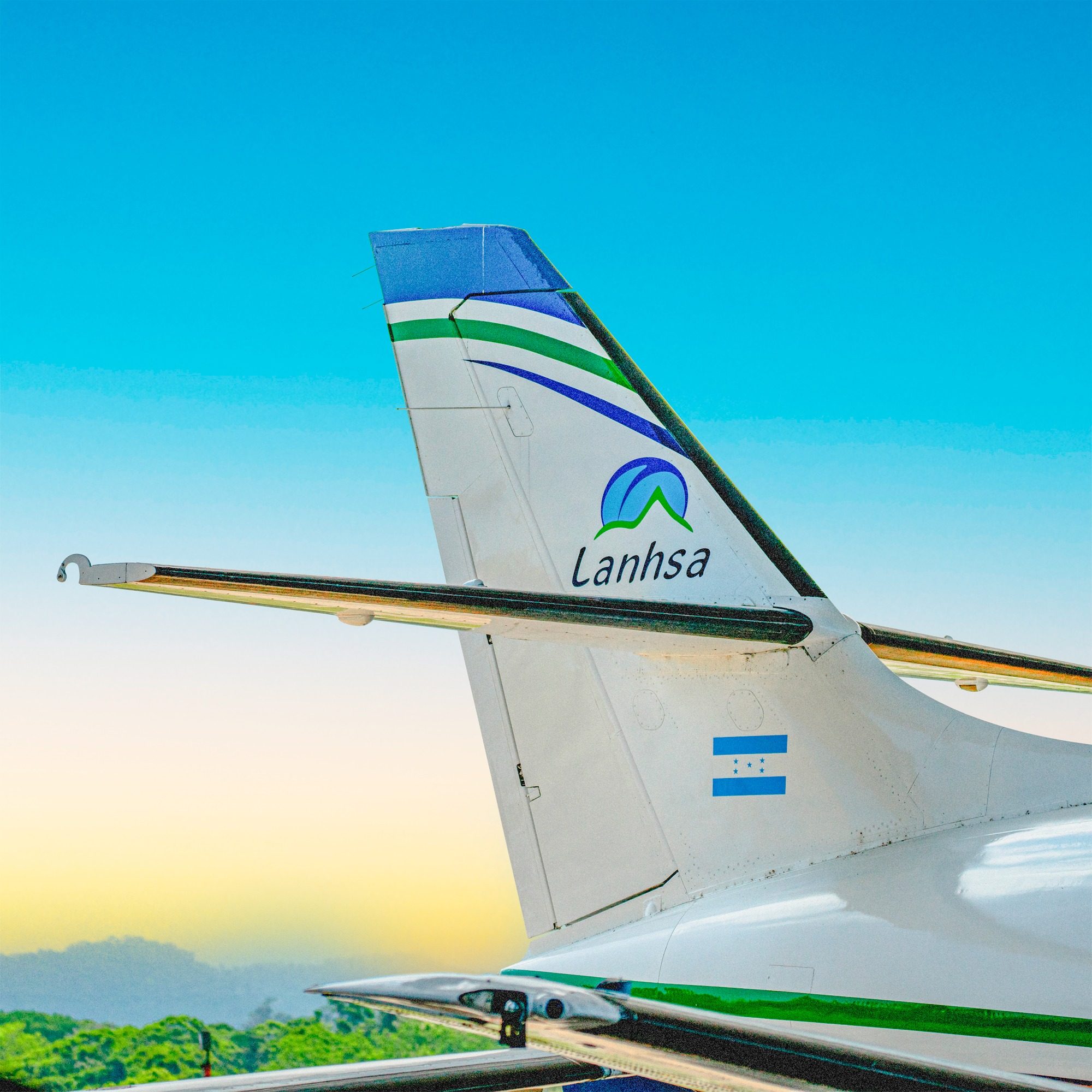 Cola de la aeronave con el logotipo de Lanhsa y la bandera de Honduras