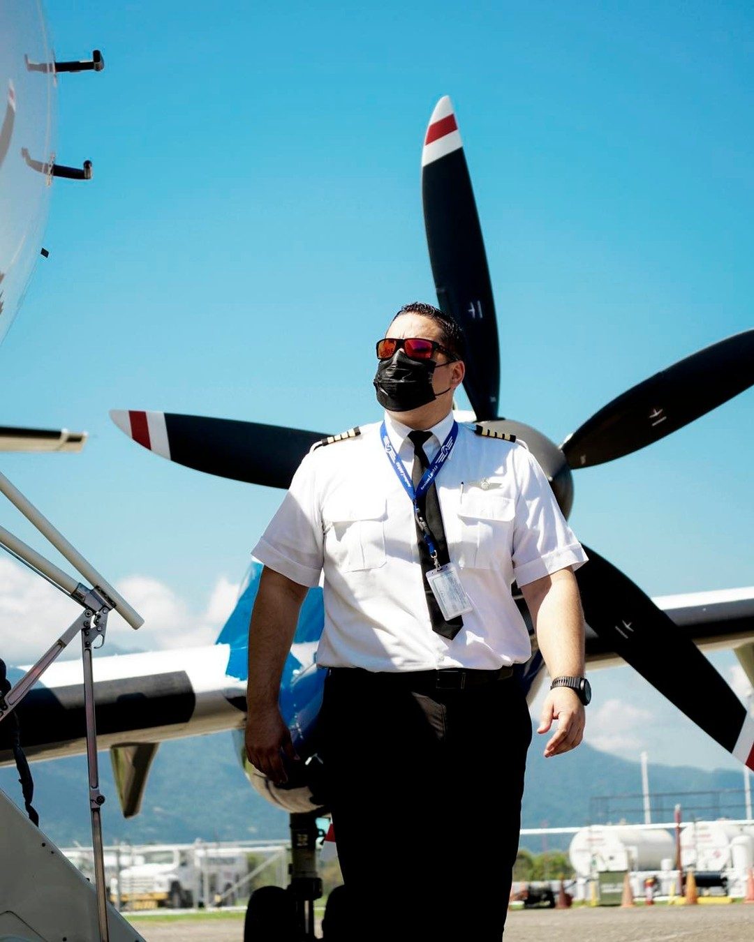 Piloto de LANHSA frente a la hélice de la aeronave, en pista