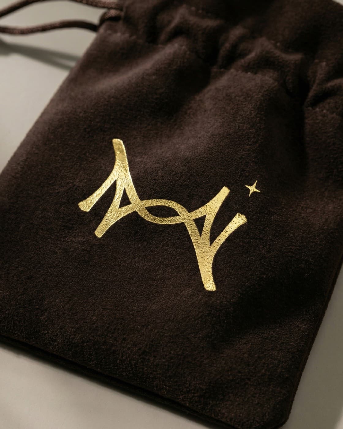 Bolsa de terciopelo con el monograma estampado en dorado