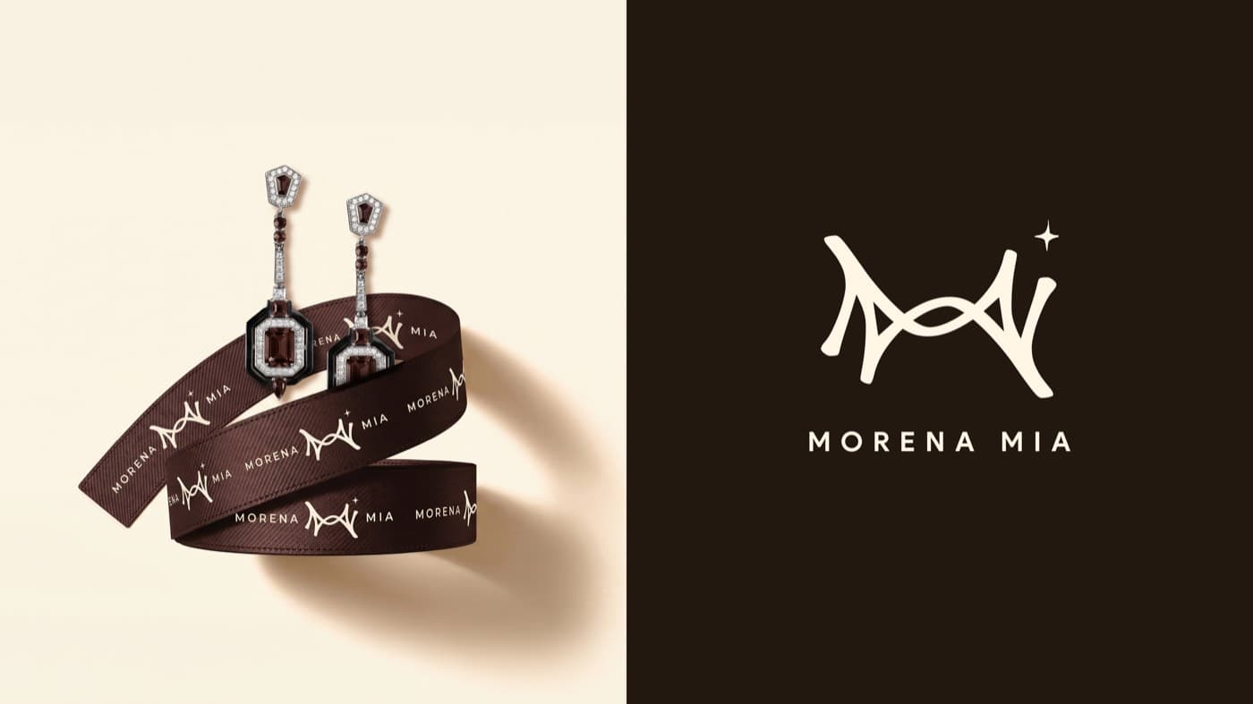 Cinta de marca con los aretes junto al logotipo sobre fondo oscuro