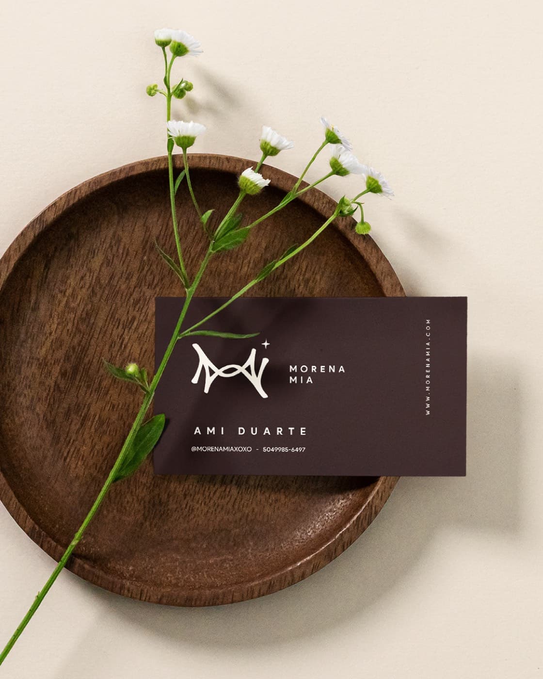Tarjeta de presentación de Morena Mía sobre un plato de madera