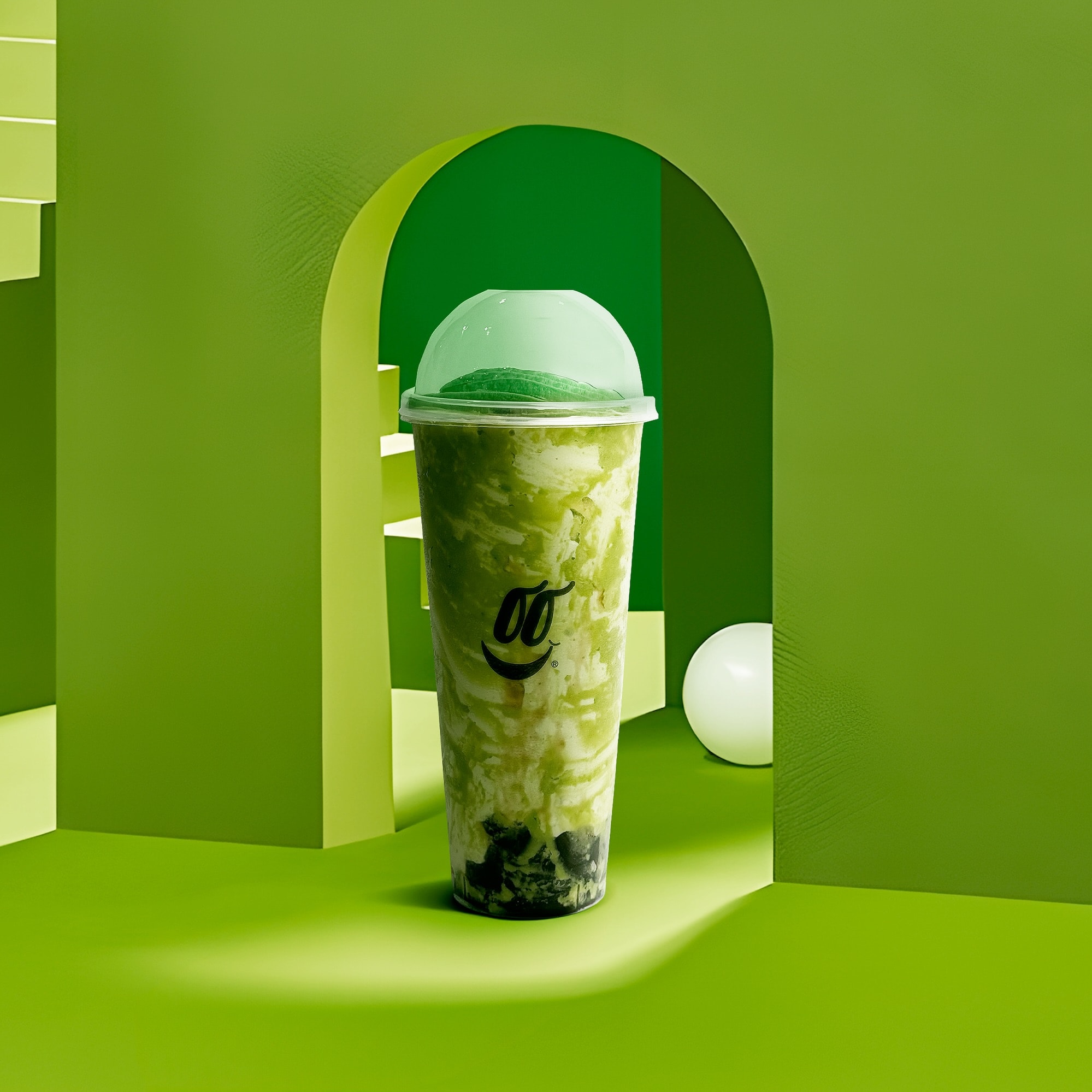 Bodegón del granizado de aguacate en un set verde con arcos, iluminado en estudio