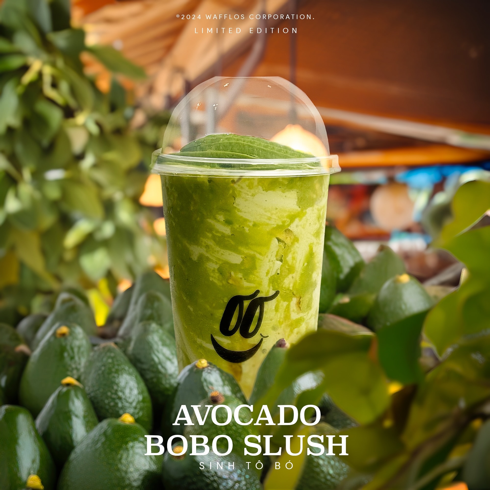 Pieza del Avocado Bobo Slush entre las hojas de un árbol de aguacate