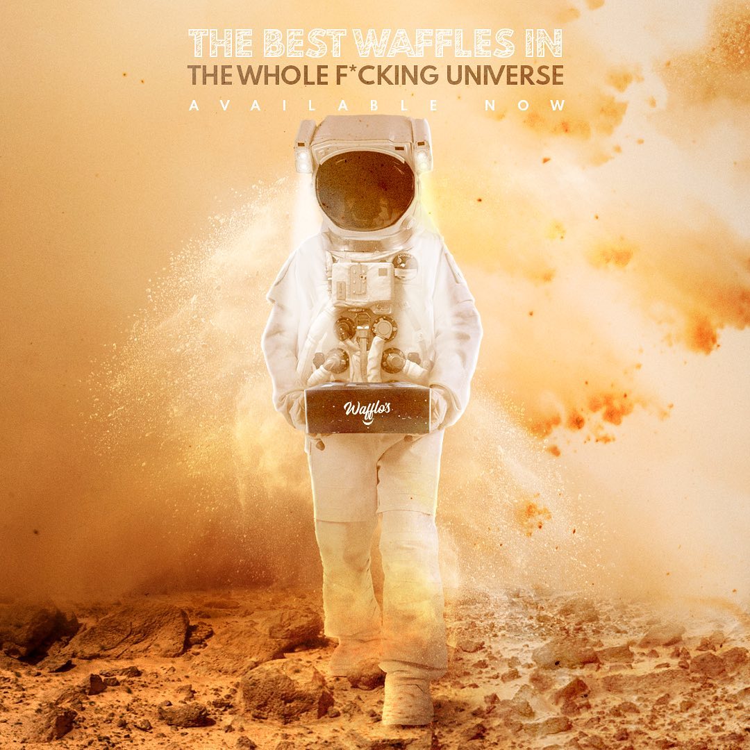 Pieza de campaña con un astronauta caminando sobre un waffle