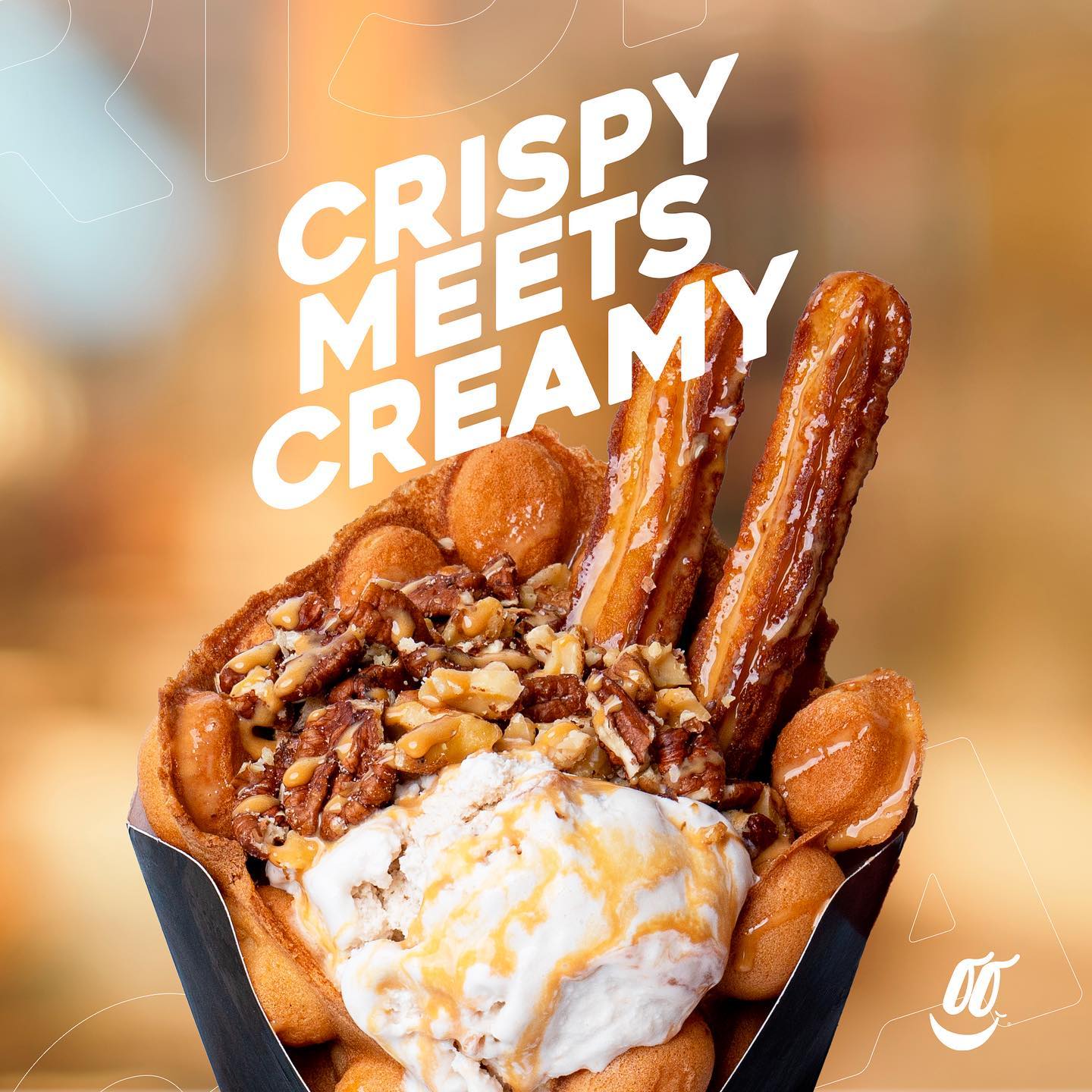 Pieza Crispy meets creamy sobre un bubble waffle con helado y churros