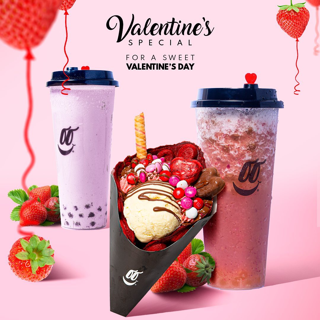Pieza de San Valentín con bubble tea, helado y fresas sobre fondo rosa